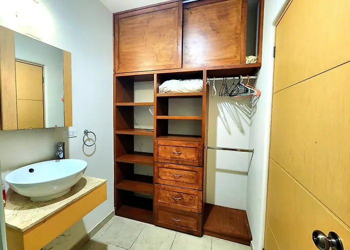 Apartamento Bahia Del Tezal 202b: 2br/2bt Condo, Big Pool, 5 Minutes Walk To Beach! *