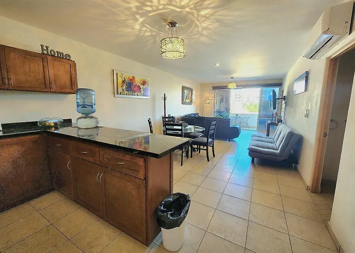 Apartamento Bahia Del Tezal 202b: 2br/2bt Condo, Big Pool, 5 Minutes Walk To Beach!