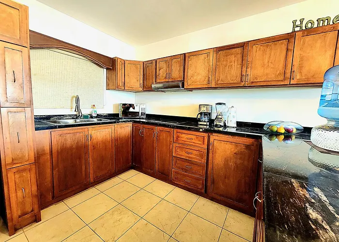 Apartamento Bahia Del Tezal 202b: 2br/2bt Condo, Big Pool, 5 Minutes Walk To Beach!